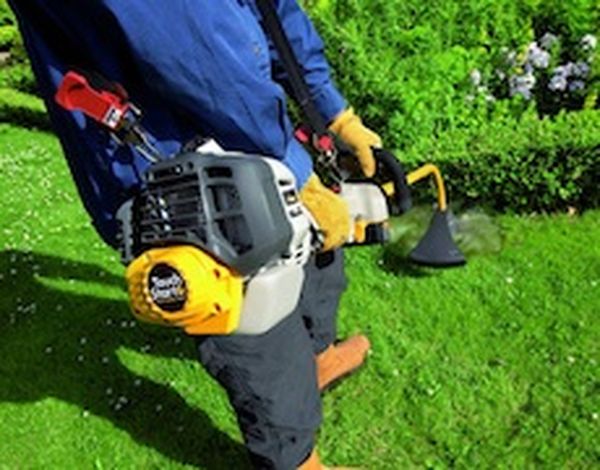 Strimmer automatically dispenses line as it breaks