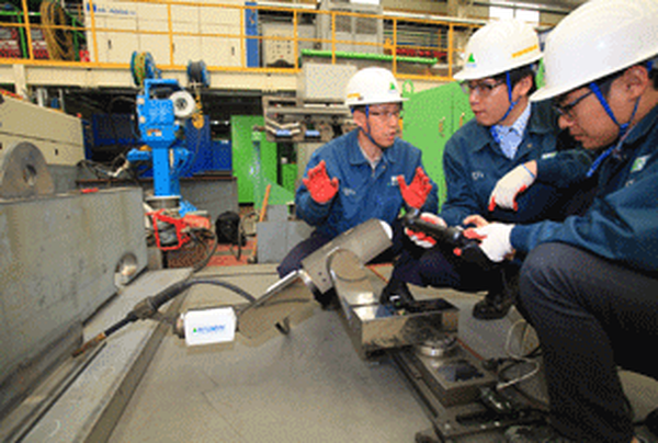 Hyundai mini welding robot