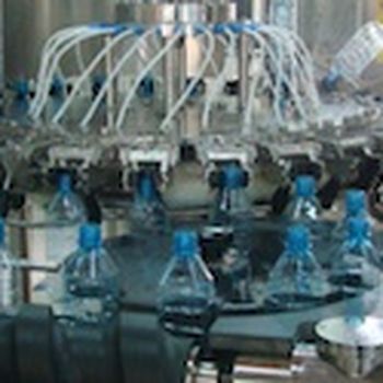 Bottle cleaning using pulsed water to improve efficiency