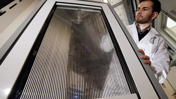 Large-Area Fluidic Windows (LaWin)