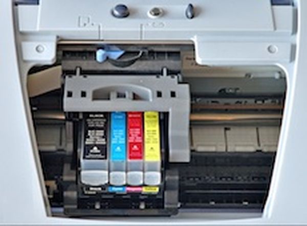 Inkjet printer cleans heads between passes