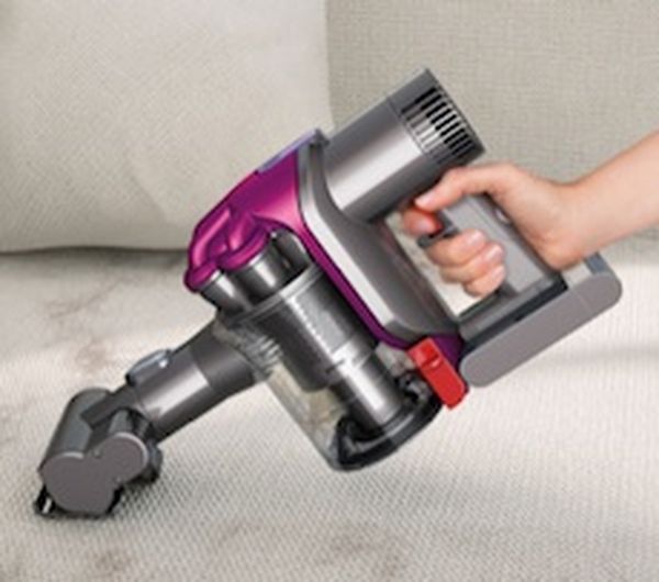Brush between suction pulses in vacuum cleaner