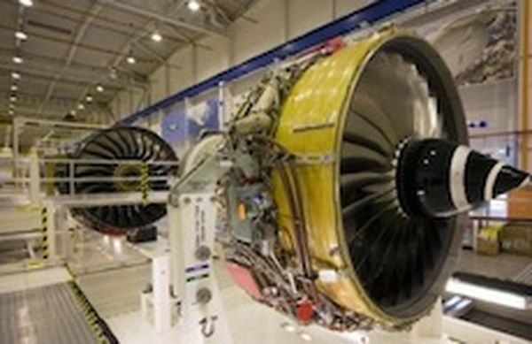 Passive blade tip clearance control in gas-turbine engines