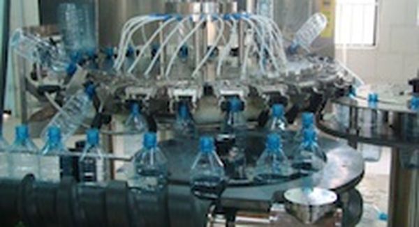 Bottle cleaning using pulsed water to improve efficiency