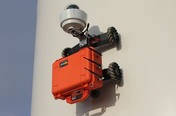 Magnetic wall climber for wind turbine inspection