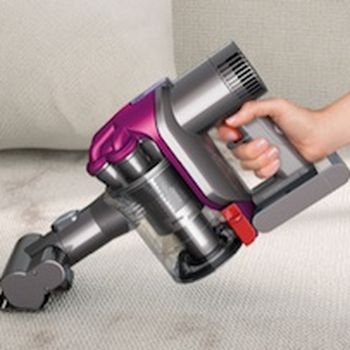 Brush between suction pulses in vacuum cleaner