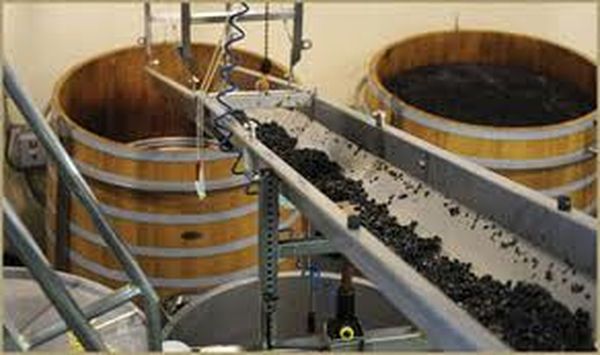Gravity flow conveyor