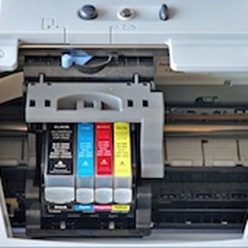 Inkjet printer cleans heads between passes