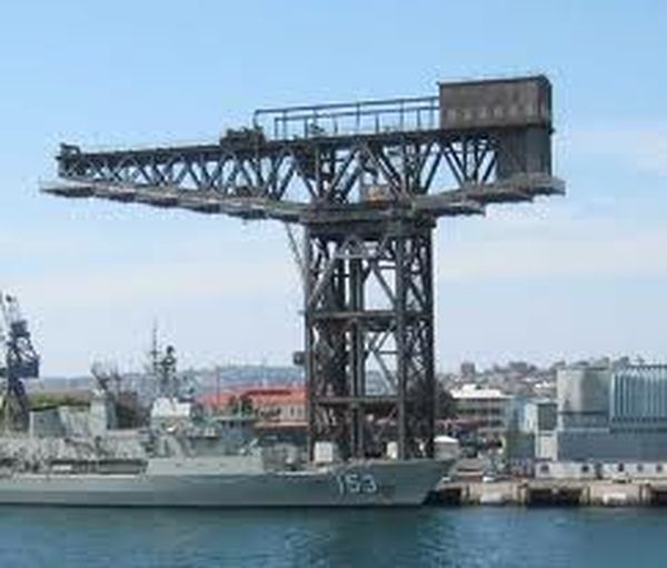 Hammerhead crane